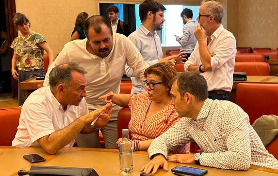 Enrique Santiago conversa en dependencias del Congreso con los/as también diputados/as de Izquierda Unida Engracia Rivera, Toni Valero y Nahuel González