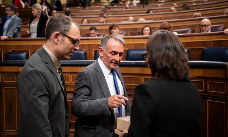 Toni Valero y de Enrique Santiago a su llegada a un reciente Pleno del Congreso
