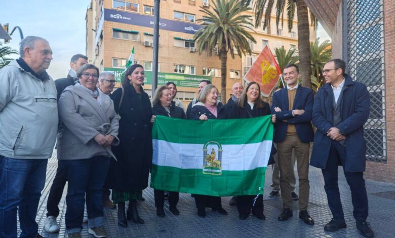 Se incluye una imagen del último acto de homenaje a Manuel José García Caparrós en Málaga en el 48º aniversario de su asesinato, el 4 de diciembre del año pasado, en el que Antonio Maíllo y Toni Valero, entre otros/as, arroparon a las hermanas de la víctima.