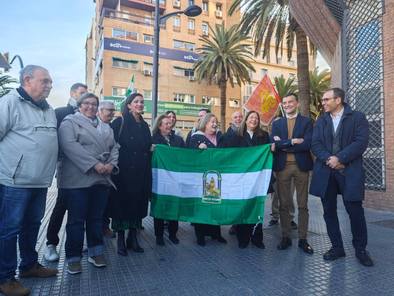Se incluye una imagen del último acto de homenaje a Manuel José García Caparrós en Málaga en el 48º aniversario de su asesinato, el 4 de diciembre del año pasado, en el que Antonio Maíllo y Toni Valero, entre otros/as, arroparon a las hermanas de la víctima.