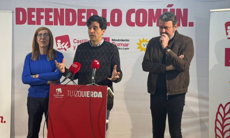 Juan Gascón, esta mañana en la sede de IU en Valladolid, junto a Marina Echebarría, nº 2 por esta provincia, y Rubén Pérez, secretario de Estado de Juventud e Infancia.