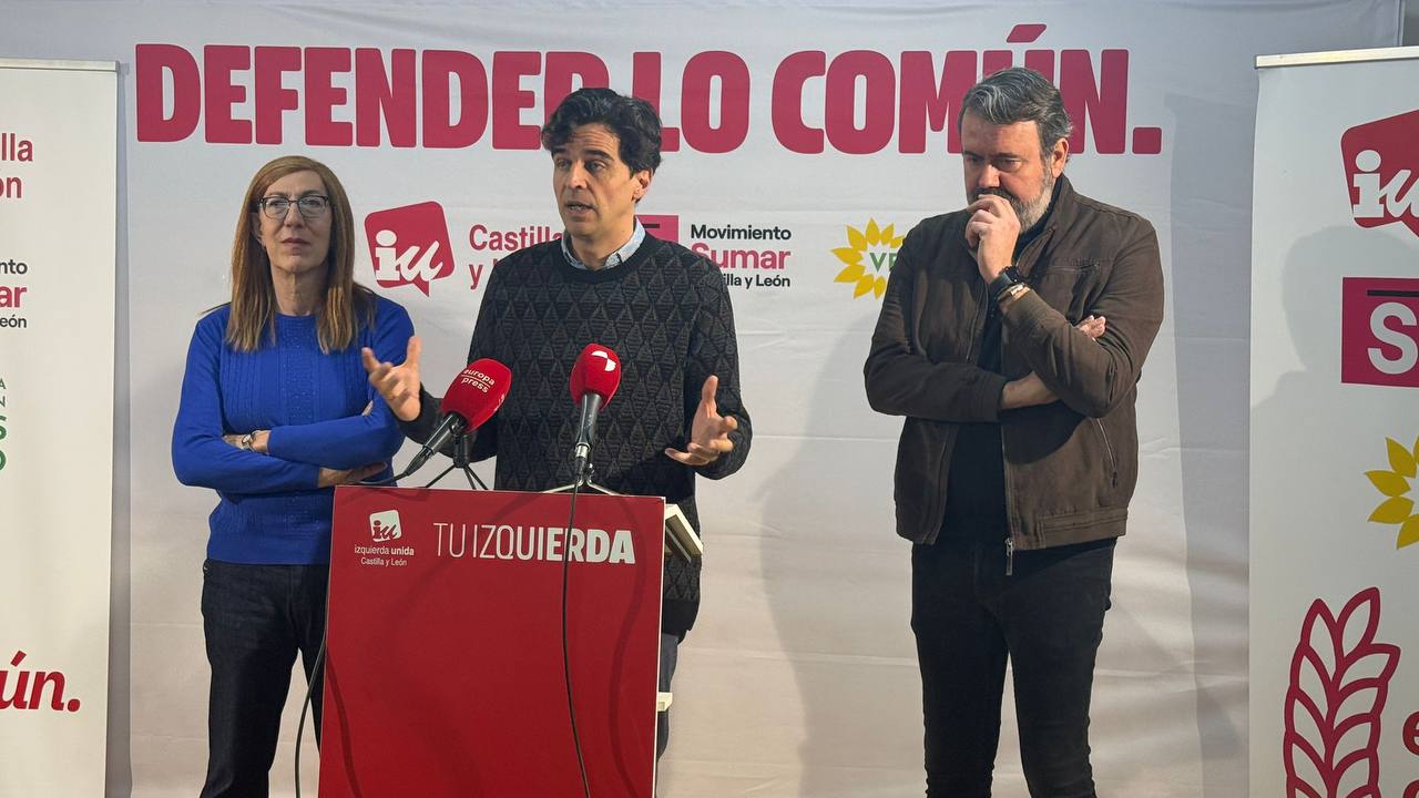 Juan Gascón, esta mañana en la sede de IU en Valladolid, junto a Marina Echebarría, nº 2 por esta provincia, y Rubén Pérez, secretario de Estado de Juventud e Infancia.