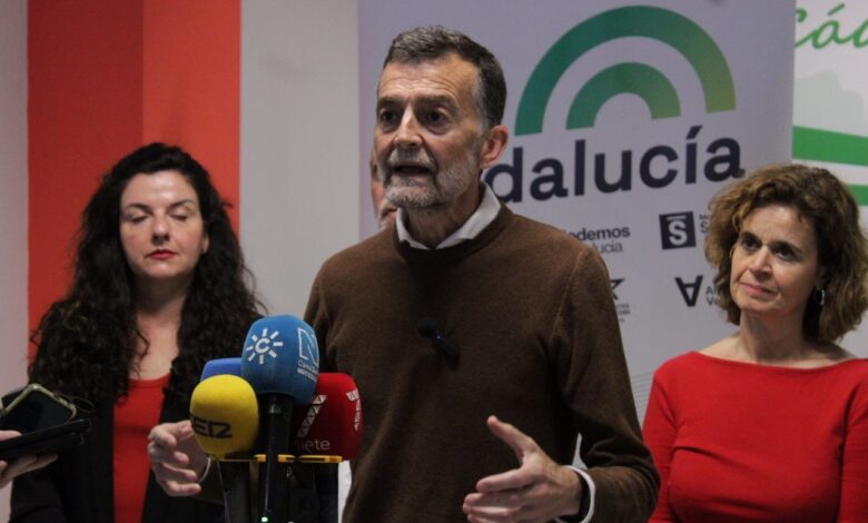 Antonio Maíllo durante el contacto con los medios mantenido esta mañana en la sede de Izquierda Unida en Cádiz.