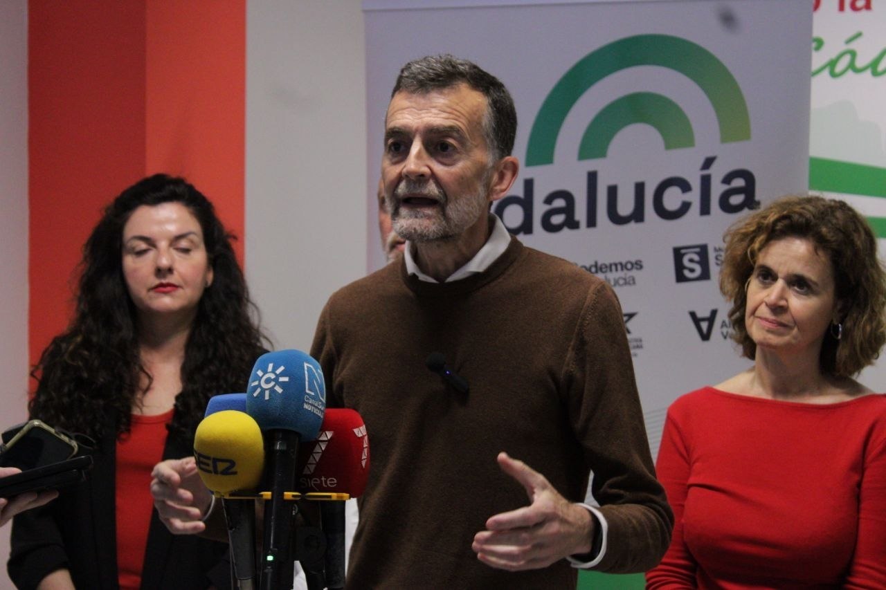 Antonio Maíllo durante el contacto con los medios mantenido esta mañana en la sede de Izquierda Unida en Cádiz.