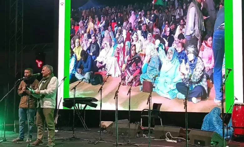 Enrique Santiago durante su intervención en los campamentos de Tinduf (Argelia) en los actos del 50 Aniversario de la proclamación de la República Árabe Saharaui Democrática