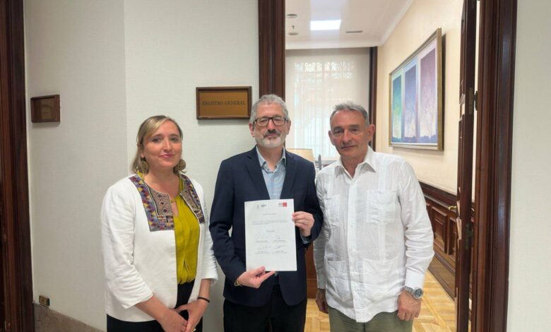 Enrique Santiago, junto a los/as parlamentarios en el mismo grupo Carlos Martín y Alda Recas