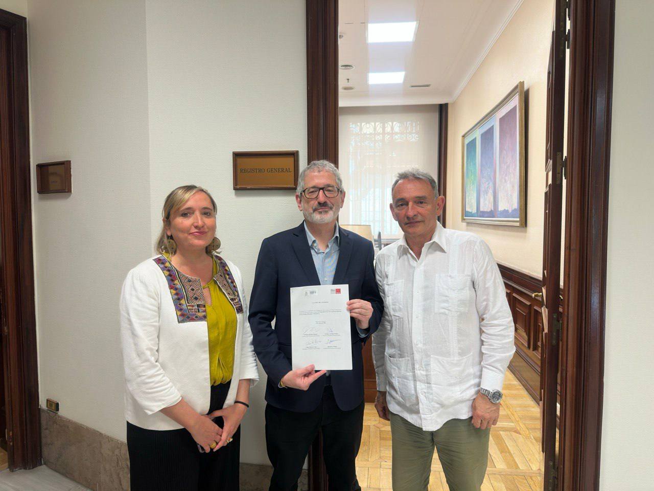 Enrique Santiago, junto a los/as parlamentarios en el mismo grupo Carlos Martín y Alda Recas