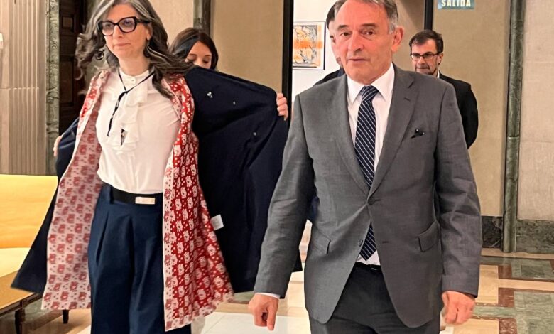 Francesca Albanese y Enrique Santiago a su llegada la semana pasada a la reunión del Intergrupo de Palestina en el Congreso a la que había sido invitada por el portavoz parlamentario de IU