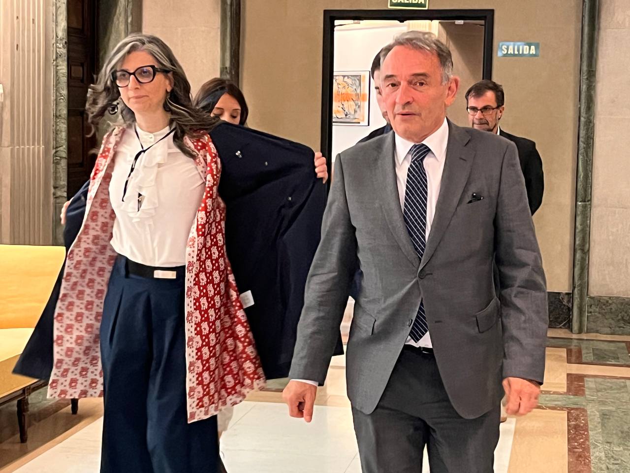 Francesca Albanese y Enrique Santiago a su llegada la semana pasada a la reunión del Intergrupo de Palestina en el Congreso a la que había sido invitada por el portavoz parlamentario de IU