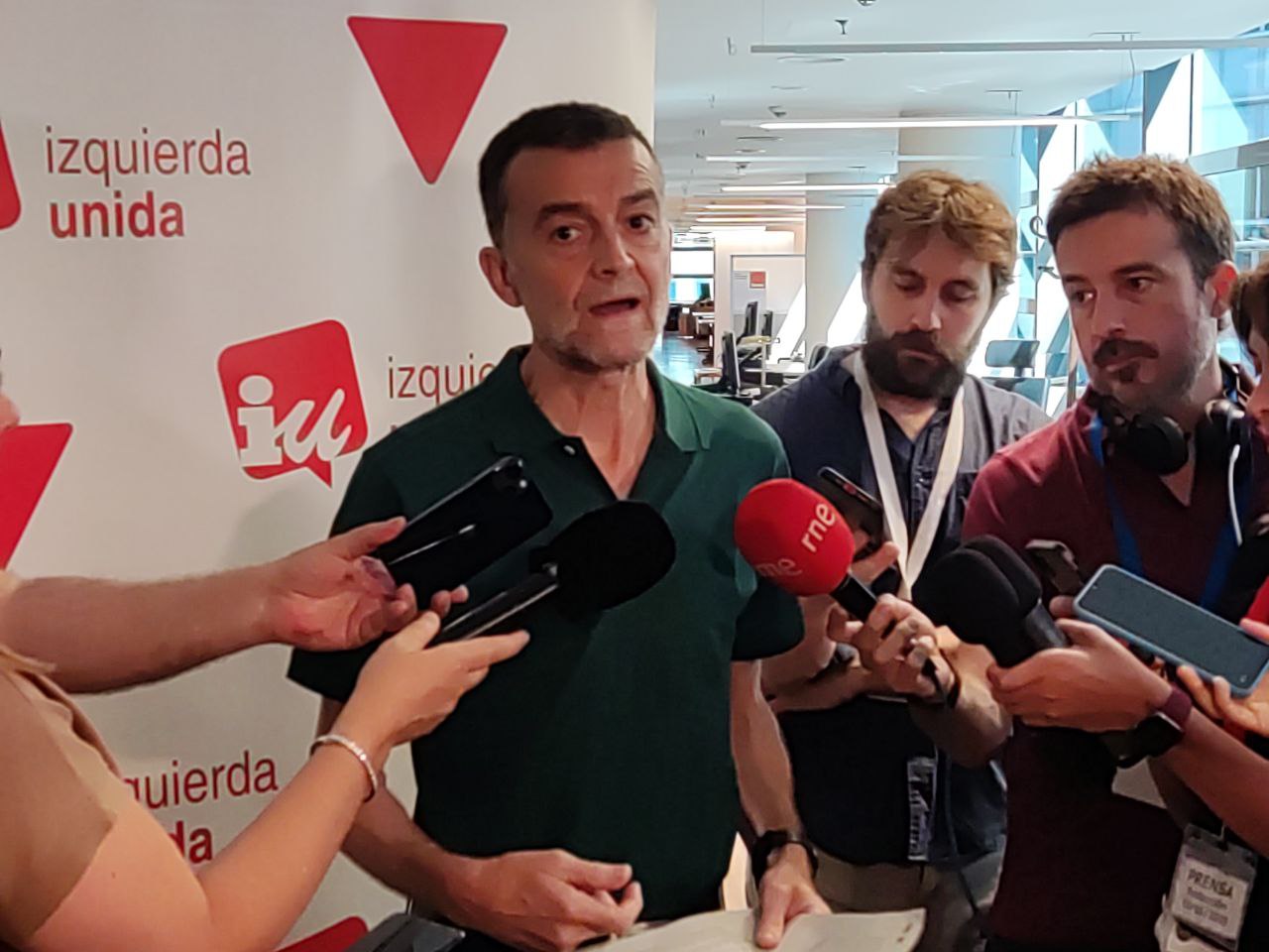 Antonio Maíllo durante unas recientes declaraciones en las dependencias de IU en el Congreso