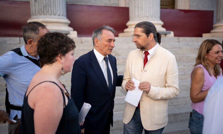 Los diputados de IU Francisco Sierra y Enrique Santiago en una reciente actividad en el exterior del Congreso