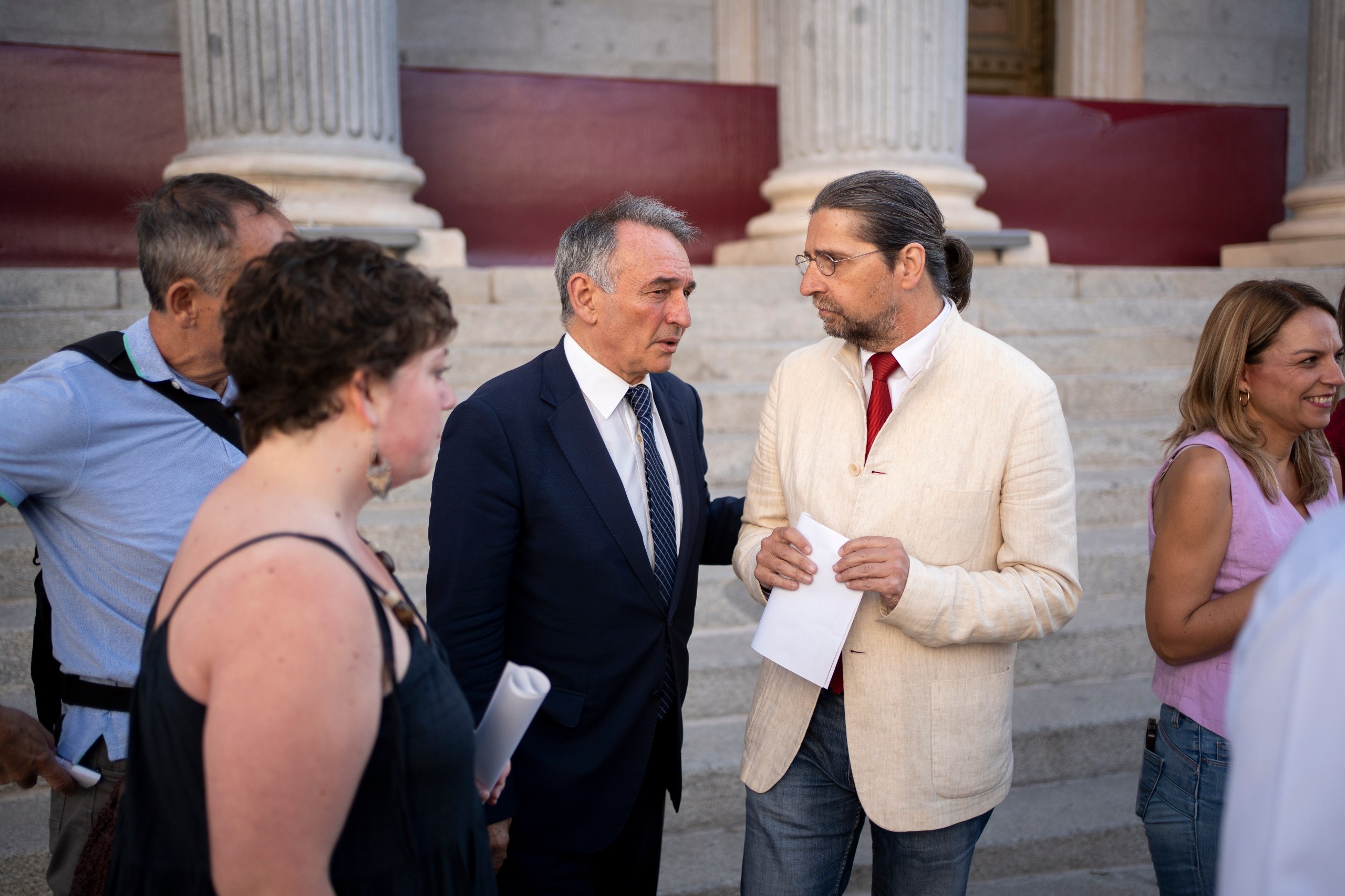 Los diputados de IU Francisco Sierra y Enrique Santiago en una reciente actividad en el exterior del Congreso