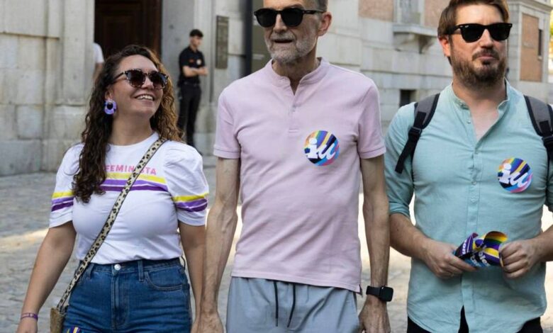 Antonio Maíllo flanqueado por Rafael Pérez y la alcaldesa de IU de Rivas Vaciamadrid y portavoz del Grupo Municipalista en la FEMP, Aída Castillejo, antes del inicio de la manifestación del Orgullo del pasado sábado en Madrid