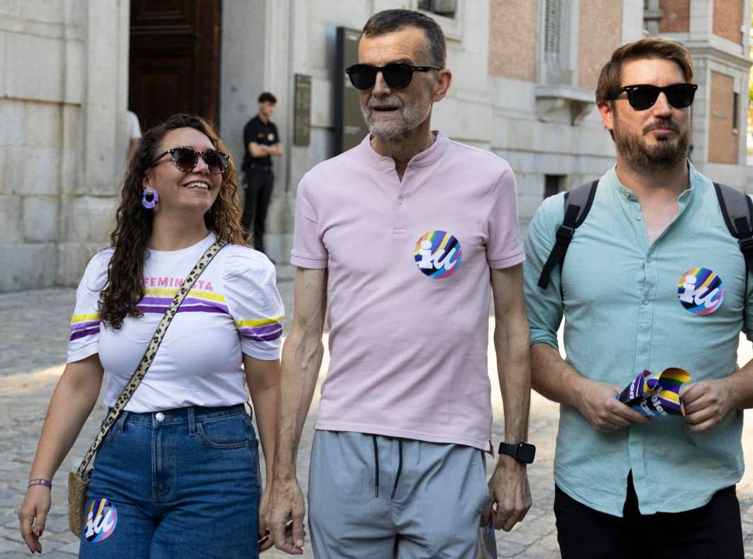 Antonio Maíllo flanqueado por Rafael Pérez y la alcaldesa de IU de Rivas Vaciamadrid y portavoz del Grupo Municipalista en la FEMP, Aída Castillejo, antes del inicio de la manifestación del Orgullo del pasado sábado en Madrid