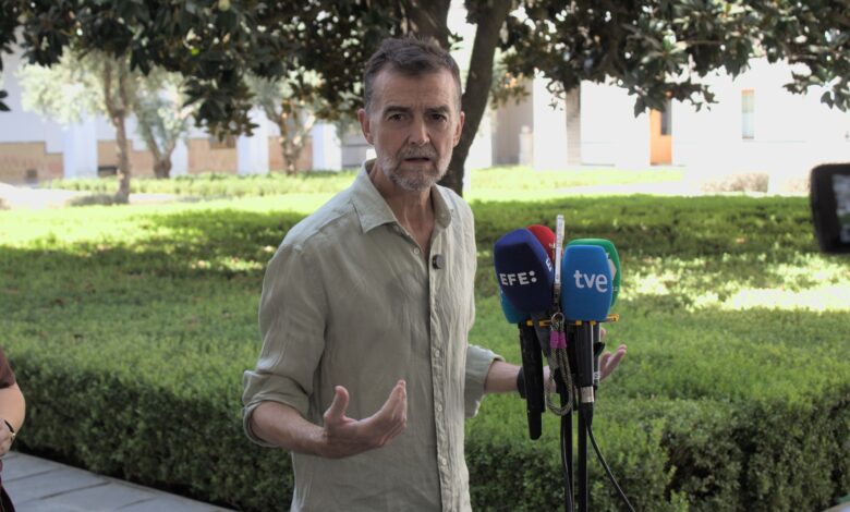 Antonio Maíllo durante la rueda de prensa ofrecida esta mañana en la sede del Parlamento andaluz en Sevilla.