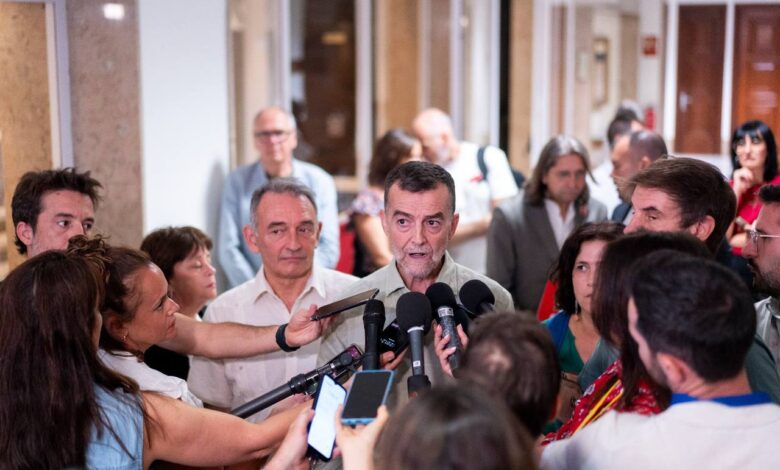Antonio Maíllo durante su contacto con los medios hoy en los pasillos del Congreso donde hizo las declaraciones