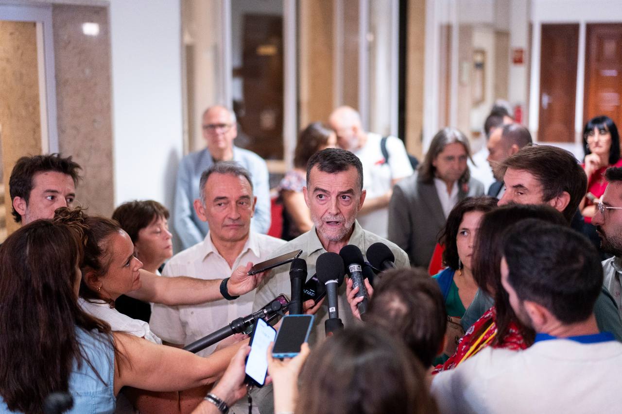 Antonio Maíllo durante su contacto con los medios hoy en los pasillos del Congreso donde hizo las declaraciones