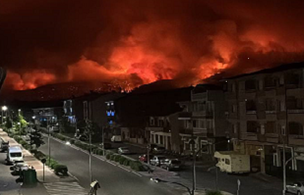 El incendio que ha cercado estos días la localidad de abulense de El Tiemblo y que obligó al confinamiento de sus habitantes.