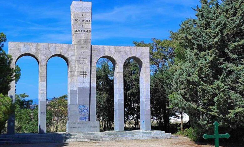 Se incluye una imagen del denominado ‘Monumento a los legionarios rumanos caídos’ situado en la localidad madrileña de Majadahonda.
