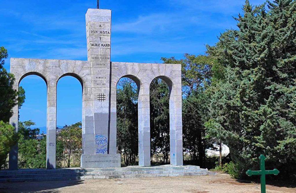 Se incluye una imagen del denominado ‘Monumento a los legionarios rumanos caídos’ situado en la localidad madrileña de Majadahonda.