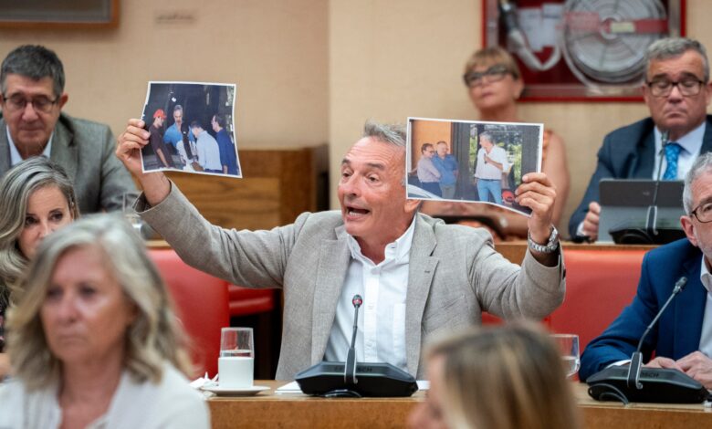 Enrique Santiago muestra en la Diputación Permanete del Congreso imágenes que constatan la connivencia de dirigentes del PP con agitadores ultras en Ceuta.