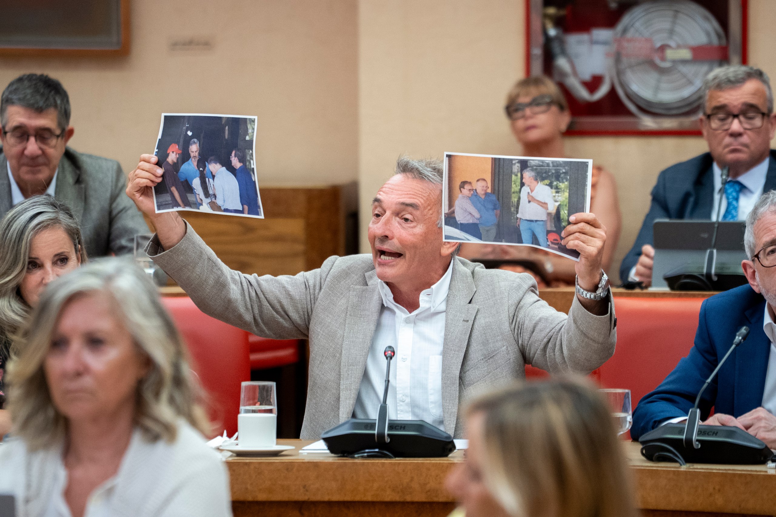 Enrique Santiago muestra en la Diputación Permanete del Congreso imágenes que constatan la connivencia de dirigentes del PP con agitadores ultras en Ceuta.