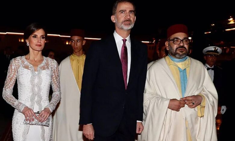Felipe VI y Mohamed VI, junto a miembros de sus respectivas familias, durante una recepción en Rabat (X Casa Real)