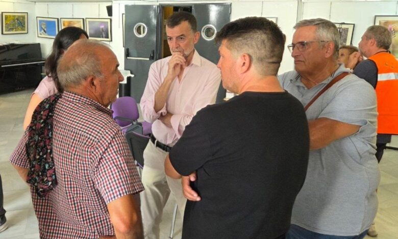Antonio Maíllo esta mañana en Zalamea la Real tras atender a los medios y durante su visita a la zona afectada por el fuego en Huelva.