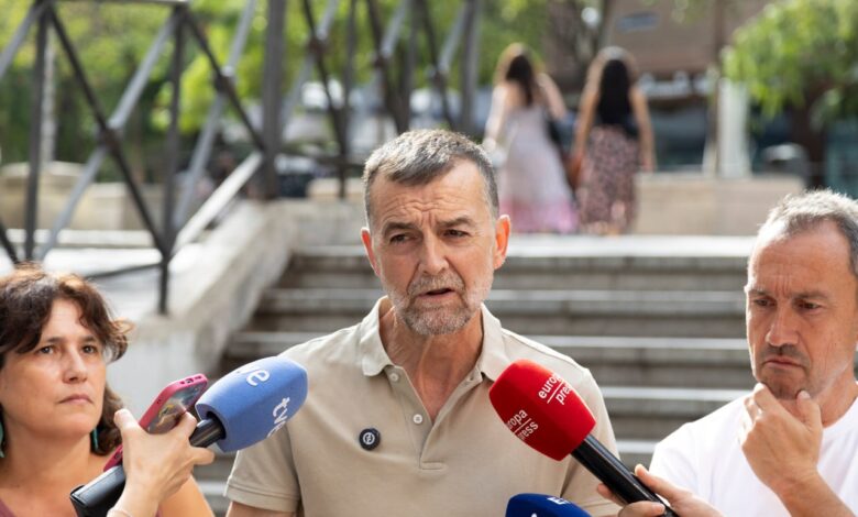 Antonio Maíllo durante sus declaraciones a los medios antes de reunirse en Madrid con todos los coordinadores/as generales de las federaciones de IU.