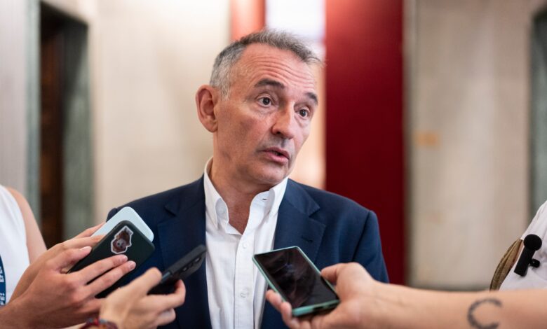 Enrique Santiago mientras atiende a los medios en el Congreso