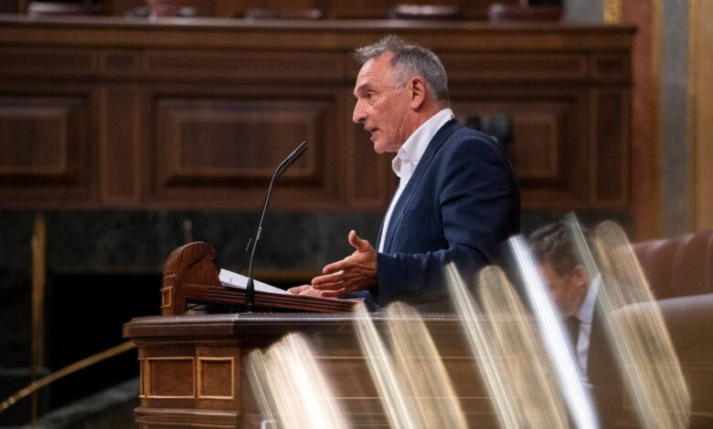 Enrique Santiago durante su intervención en el Pleno del Congreso de esta tarde.