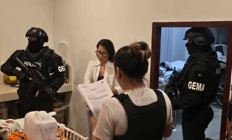 Detención de Luisa González Alcívar en su residencia.